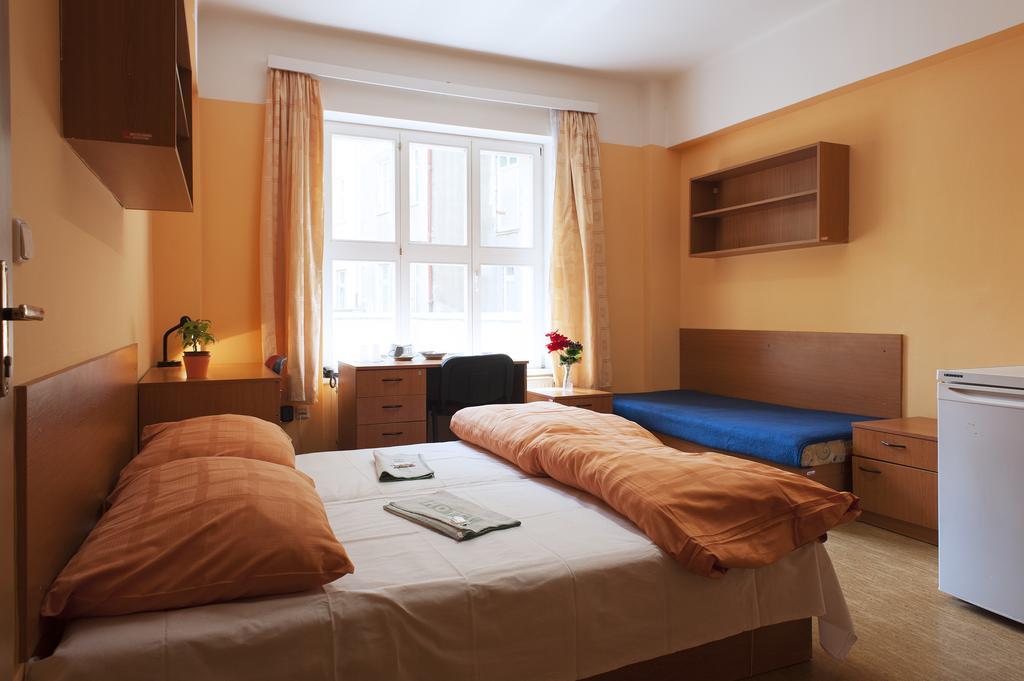 Roosevelt Hostel *